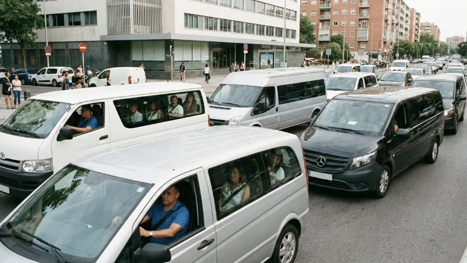 Flota de camionetas comerciales de empresa estacionadas en base log&iacute;stica con conductor profesional al volante